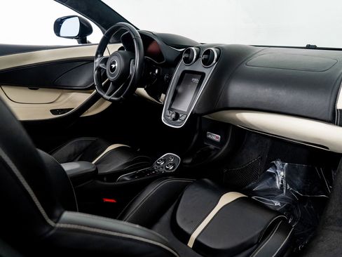 Used 2019 McLaren 570S Spider image 37