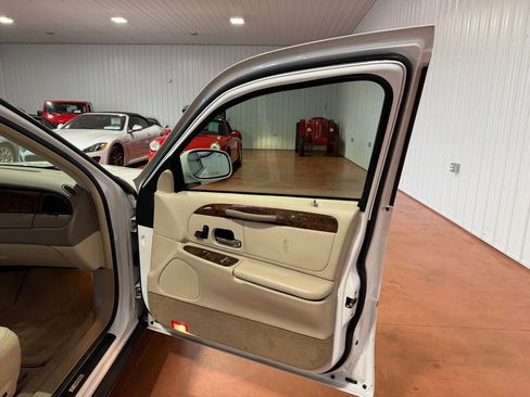 Used 2002 Lincoln Town Car Executive image 18