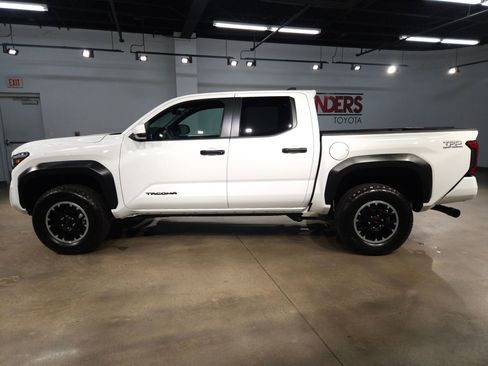 Certified 2025 Toyota Tacoma TRD Off-Road AWD/4WD image 4