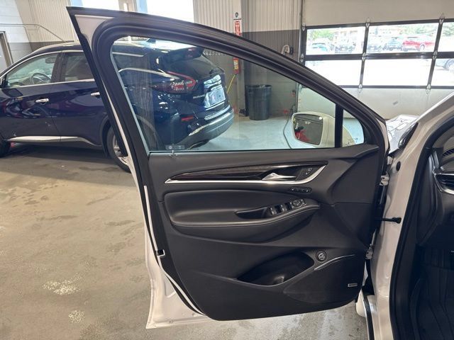 Used 2020 Buick Enclave Avenir w/ Avenir Technology Package AWD/4WD image 9