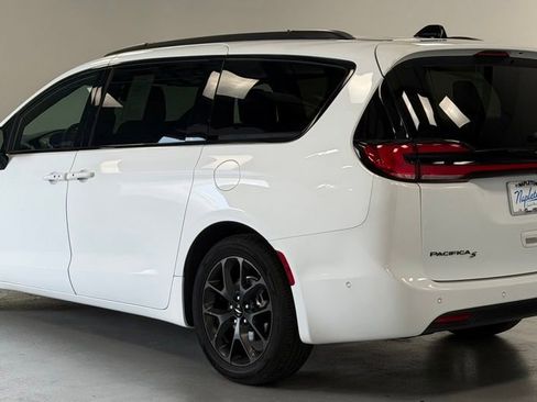 Used 2023 Chrysler Pacifica Touring-L w/ S Appearance Package FWD image 4