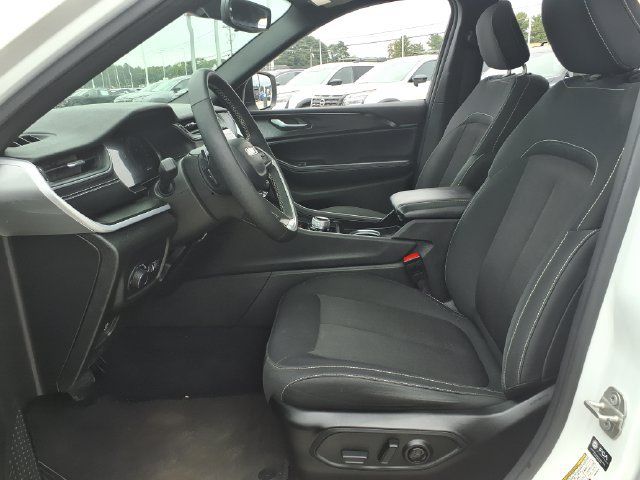 Used 2024 Jeep Grand Cherokee L Laredo w/ Luxury Tech Group I AWD/4WD image 3