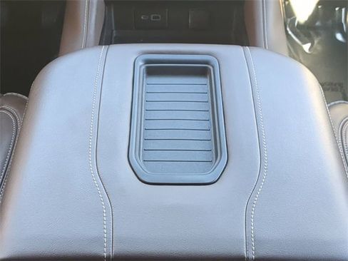 Used 2022 Chevrolet Suburban High Country image 18