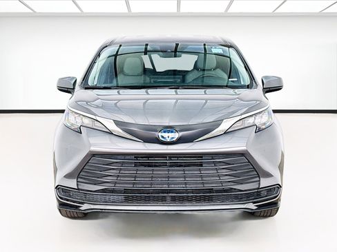 Used 2025 Toyota Sienna LE FWD image 2