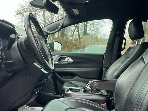 Used 2020 Chrysler Pacifica Touring-L w/ S Appearance Package image 10