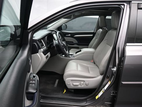 Used 2018 Toyota Highlander XLE w/ Protection Package #3 AWD/4WD image 11