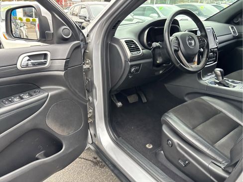 Used 2020 Jeep Grand Cherokee Laredo w/ Quick Order Package 2BN North image 7