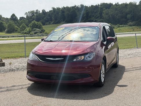 Used 2023 Chrysler Voyager LX FWD image 1