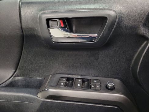 Used 2016 Toyota Tacoma TRD Off-Road w/ Premium & Technology Package image 19