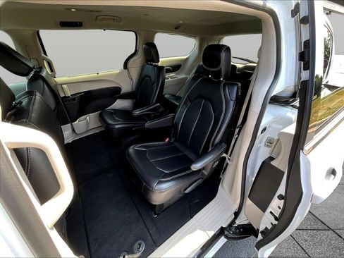 Used 2024 Chrysler Pacifica Touring-L FWD image 25
