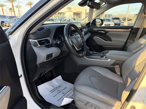 Certified 2022 Toyota Highlander Platinum image 26