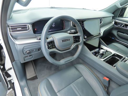 Used 2023 Jeep Grand Wagoneer Series II image 9