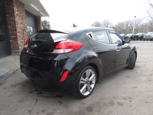 Used 2017 Hyundai Veloster Value Edition image 9