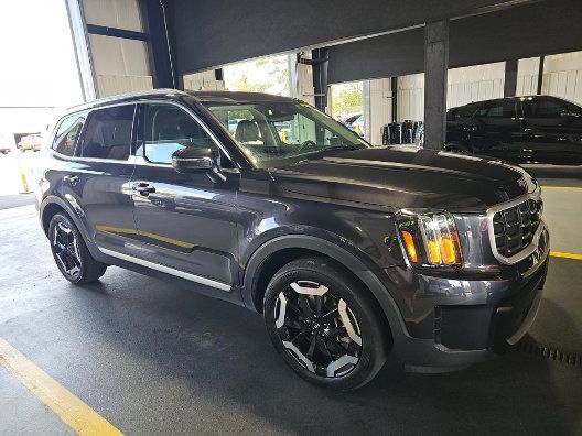 Used 2025 Kia Telluride S FWD image 2