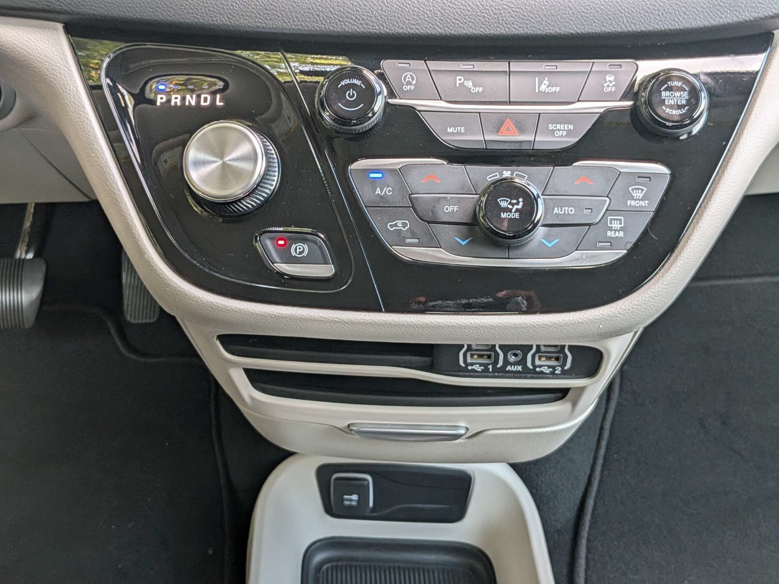 Used 2024 Chrysler Pacifica Touring-L FWD image 19