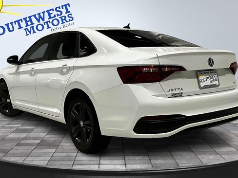 Used 2023 Volkswagen Jetta SE image 4