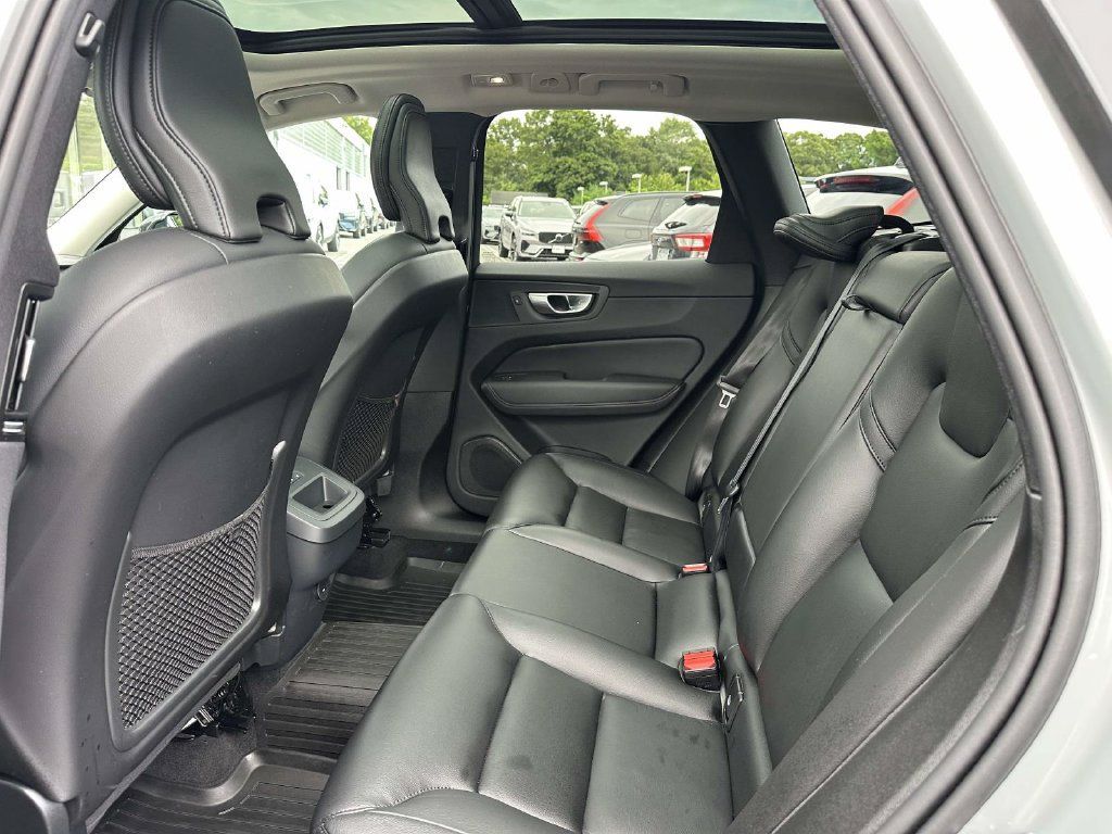 Certified 2024 Volvo XC60 B5 Core w/ Protection Package Premier AWD/4WD image 9