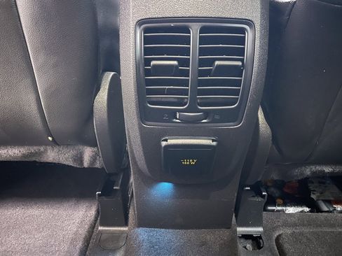 Used 2017 Ford C-MAX Energi Titanium image 22