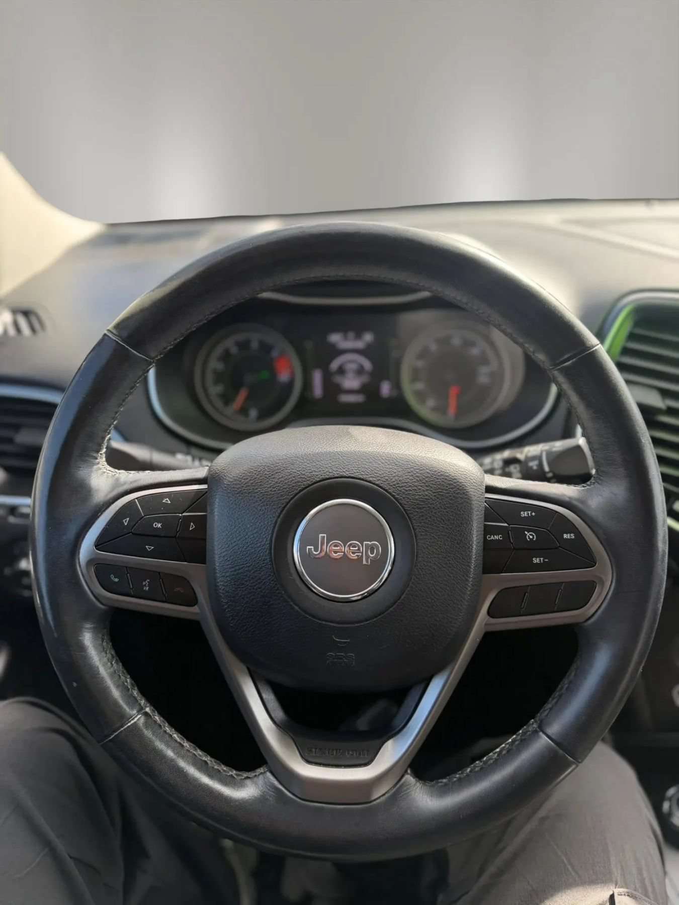 Used 2019 Jeep Cherokee Latitude Plus w/ Cold Weather Group AWD/4WD image 13