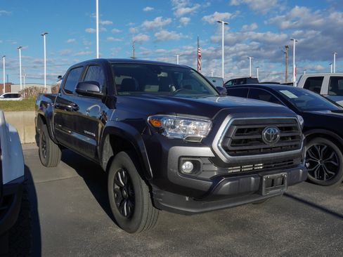 Used 2023 Toyota Tacoma SR5 w/ Technology Package image 2