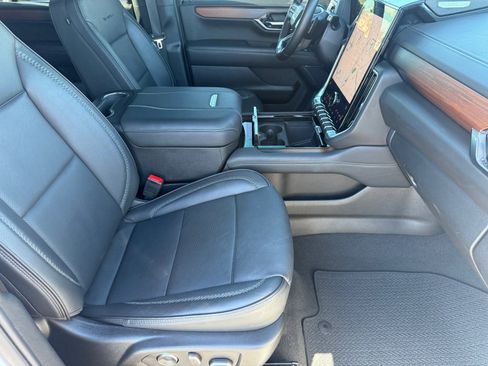 Used 2025 GMC Yukon Denali image 28