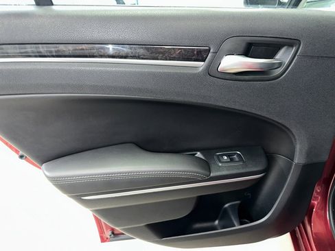 Used 2018 Chrysler 300 Limited image 15