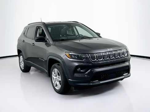 Used 2022 Jeep Compass Latitude w/ Convenience Group AWD/4WD image 3