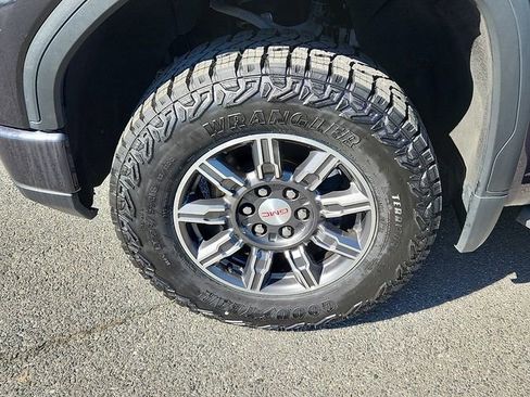 Used 2024 GMC Sierra 1500 AT4 w/ Technology Package AWD/4WD image 8