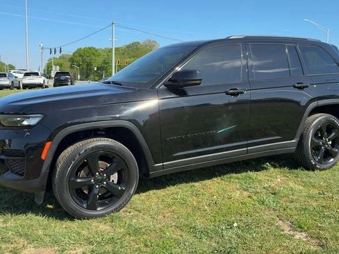 Used 2023 Jeep Grand Cherokee Altitude AWD/4WD image 2