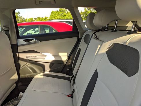 New 2025 Volkswagen Taos SE image 19