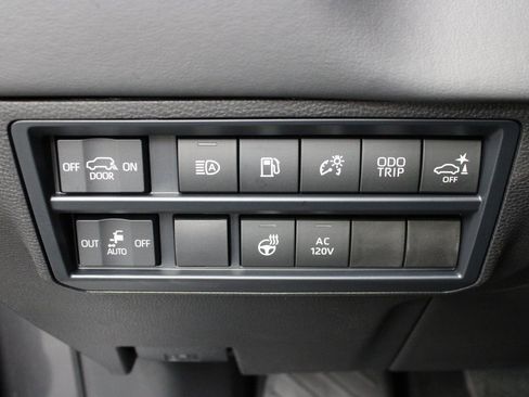 Used 2025 Toyota Sequoia Platinum image 53