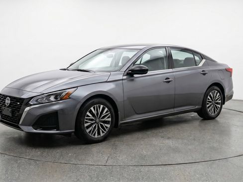 Used 2025 Nissan Altima 2.5 SV FWD image 3