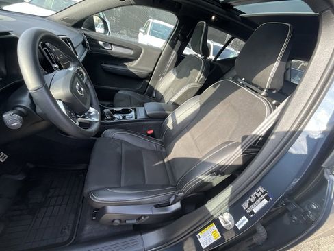 Used 2022 Volvo XC40 T5 R-Design w/ Advanced Package image 10