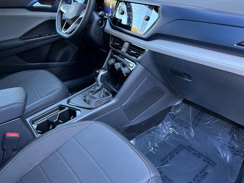 Used 2024 Volkswagen Taos SE image 18