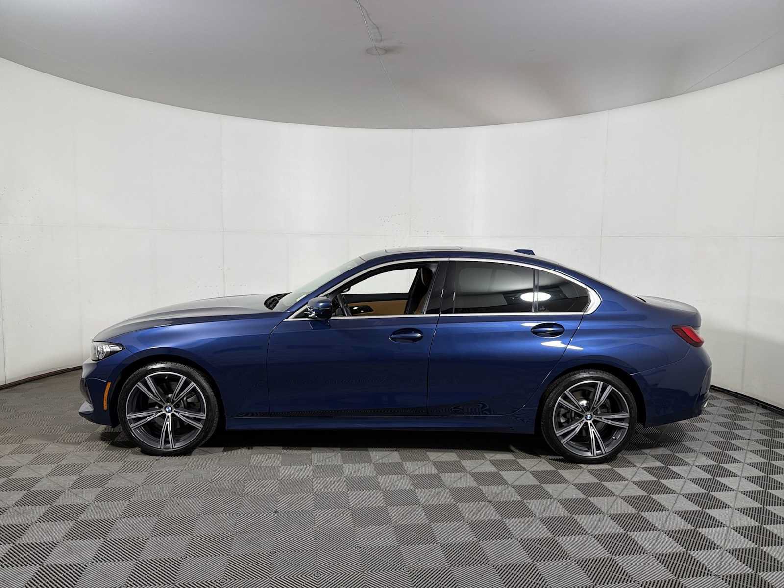 Used 2024 BMW 330i xDrive Sedan w/ Convenience Package AWD/4WD image 4