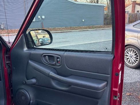 Used 2001 Chevrolet S10 Pickup 2WD Regular Cab image 12