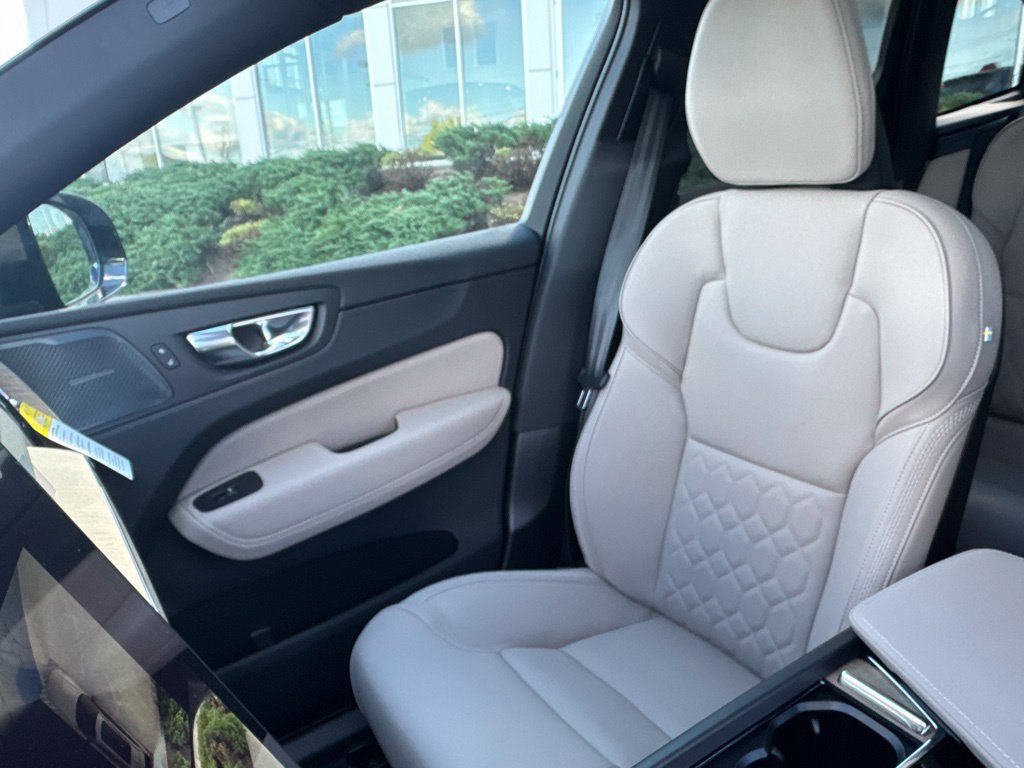 Used 2027 Volvo XC60 B5 Plus AWD/4WD image 36