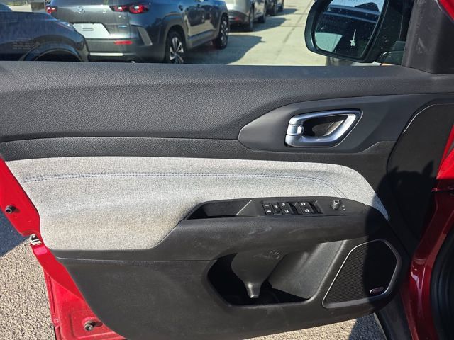 Used 2025 Jeep Compass Latitude w/ Sun & Sound Group AWD/4WD image 8