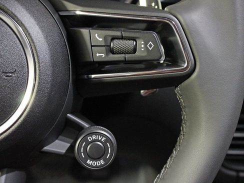 Certified 2025 Porsche Macan AWD/4WD image 23