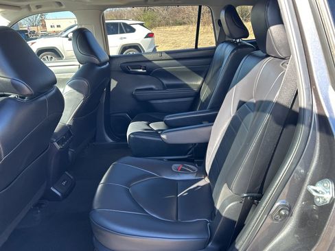 Used 2023 Toyota Highlander XLE image 29