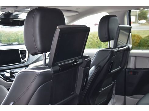 Used 2023 Chrysler Pacifica Limited w/ Uconnect Theater Family Group image 18