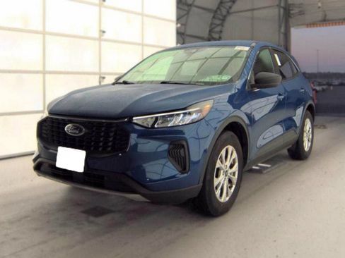 Used 2023 Ford Escape Active w/ Tech Pack #1 AWD/4WD image 2