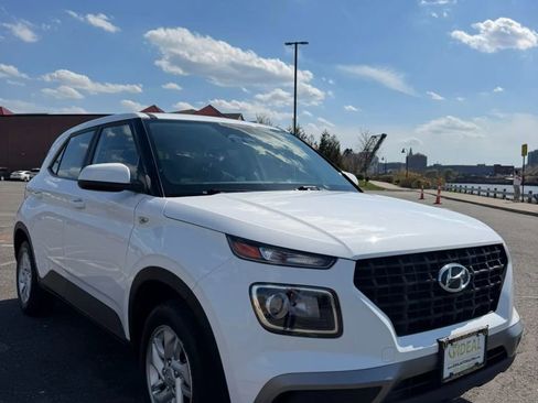 Used 2024 Hyundai Venue SE image 14