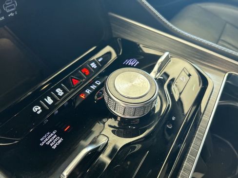 Used 2023 Jeep Wagoneer Series III w/ Preferred Equipment Group image 8