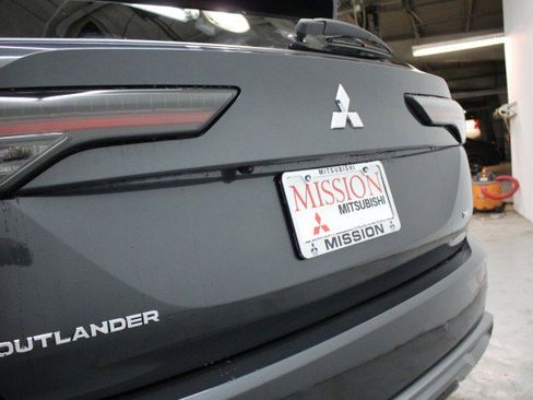 New 2026 Mitsubishi Outlander SE image 4
