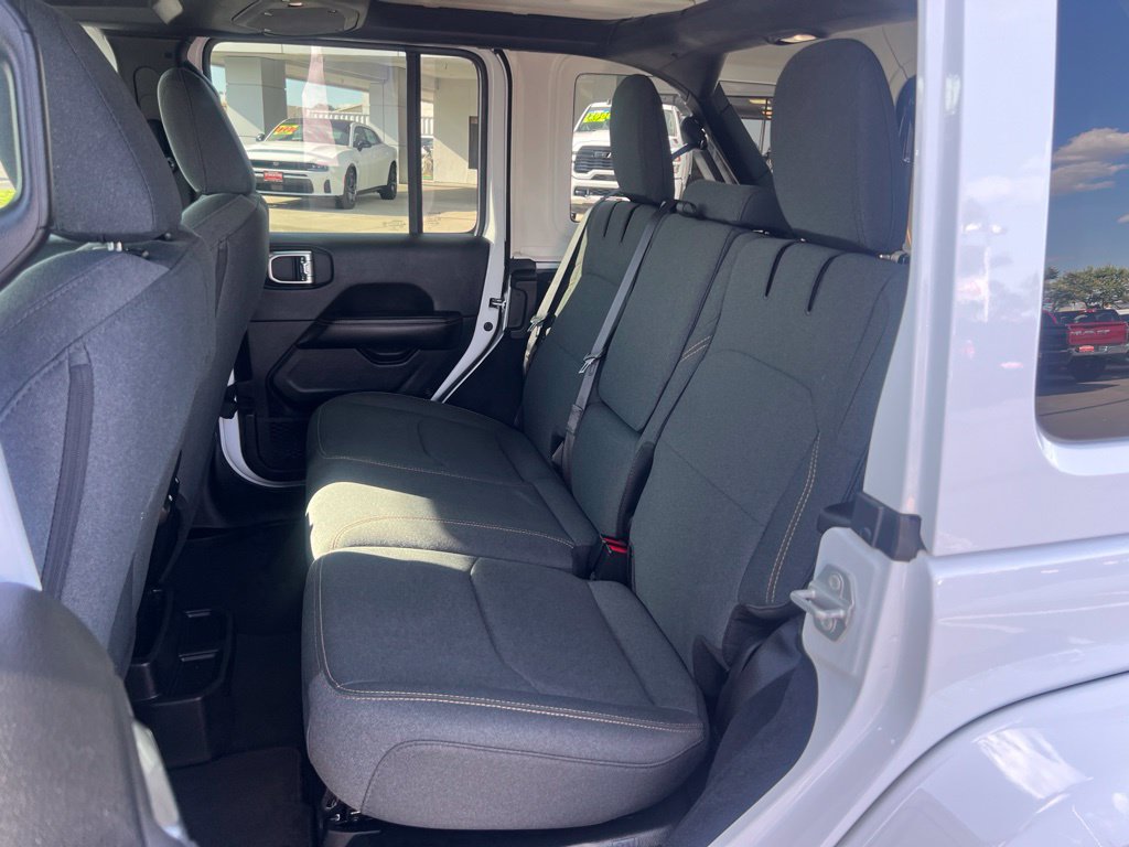 Used 2025 Jeep Wrangler Unlimited Sahara AWD/4WD image 22