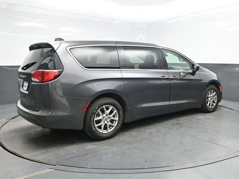 Used 2023 Chrysler Voyager LX image 7