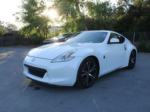 Used 2018 Nissan 370Z Coupe RWD image 3