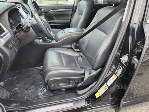 Used 2017 Toyota Highlander Limited image 28