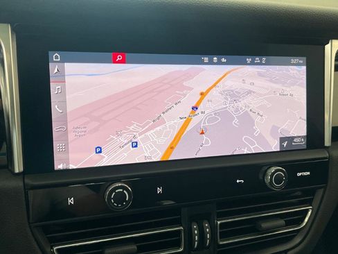 Used 2024 Porsche Macan image 9